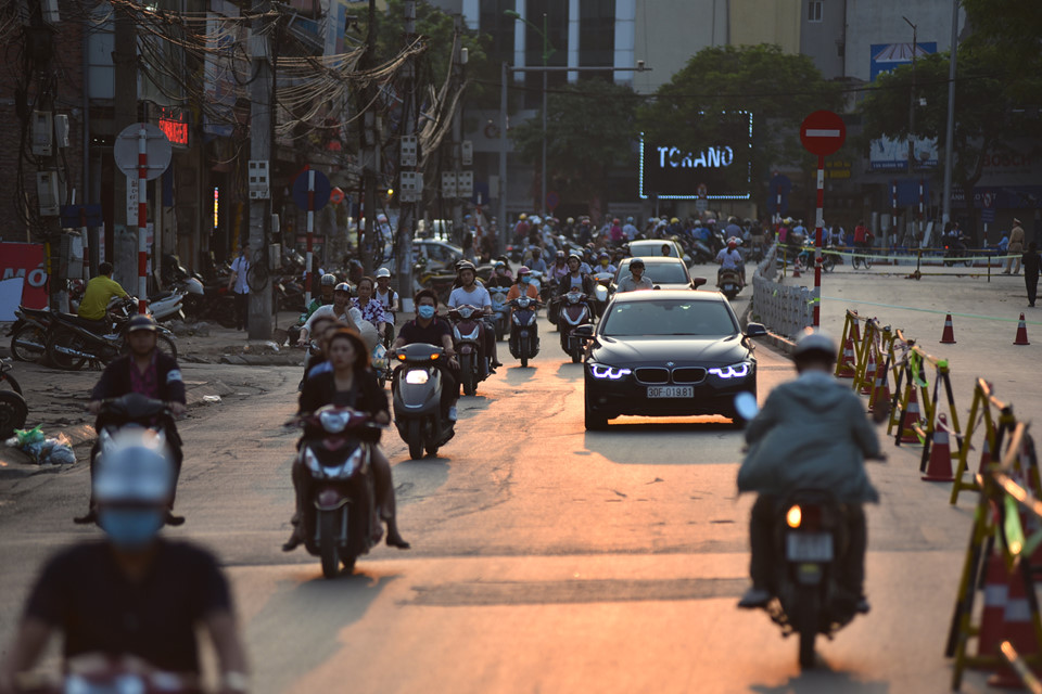 Chặn một chiều đường Cát Linh, xe cộ ùn ứ giờ cao điểm